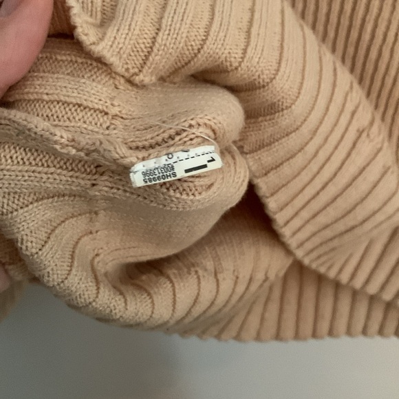 ⭐️HOST PICK⭐️[S] F21 off the shoulder sweater - Picture 5 of 5